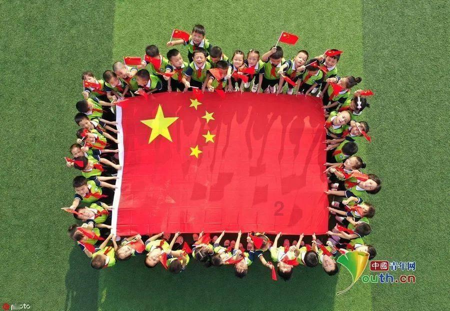 刑恩经常以男装的形象出现在大众面前，她没有想过以女装形象完成颠覆吗？游戏画面