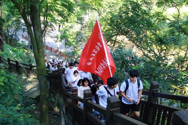 江西男子飞奔徒手接住坠楼男童，他奋不顾身的精神是否值得我们敬佩？游戏画面